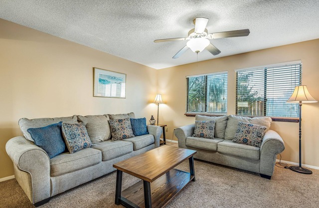 Quaint Condo w/, Chairs & Umbrella, On-Site Pool, Minutes From The Beach