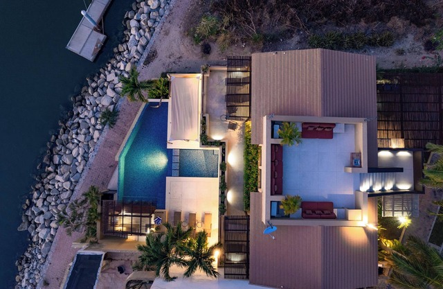 Villa en bord de mer avec piscine à débordement et bar «swim-up» | Service de ménage quotidien