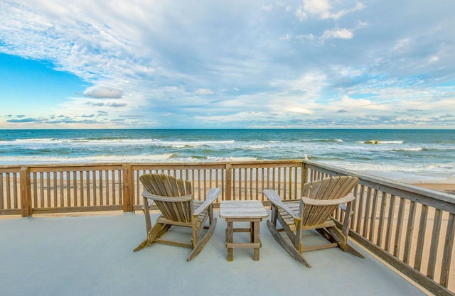 Oceanfront w/Hot Tub and Rooftop Deck - Panoramic Views!