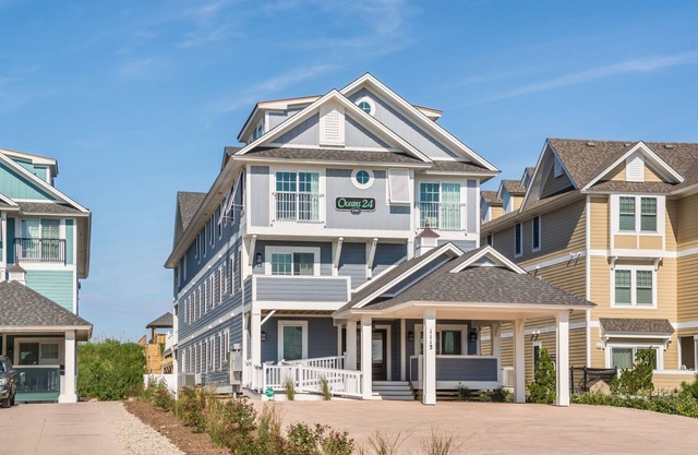 Oceanfront Pet Friendly Accueil w / Service Cabana & Ménage quotidien léger! Vues sur l'océan, FlexStay, bar Tiki au bord de la piscine, bain à remous et plus encore!