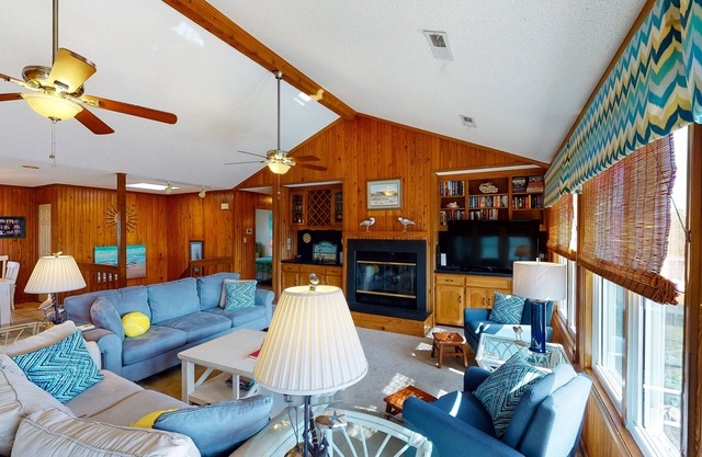 Oceanside retreat with private tennis/pickleball court, easy beach access & AC