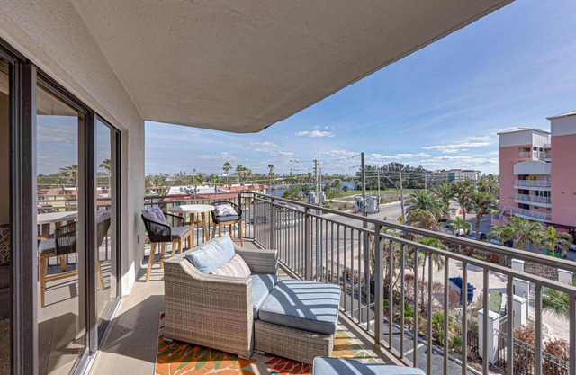 Bay Views! Beachfront, Pool, Hot Tub & Amenities!