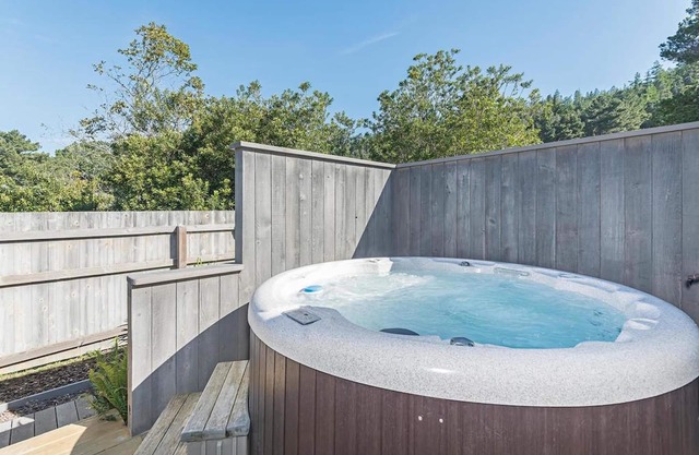Oceanview home w / spa, terrasse et piscine partagée / tennis - 1/4 mile de la plage!
