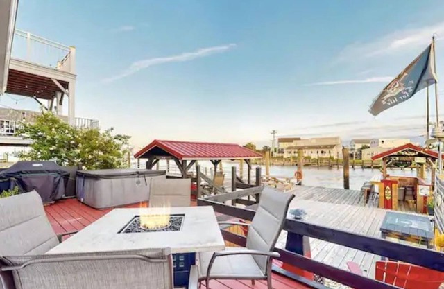 Oceanview Riverfront retreat w/ hot tub and private dock! - 10 min from DE Turf