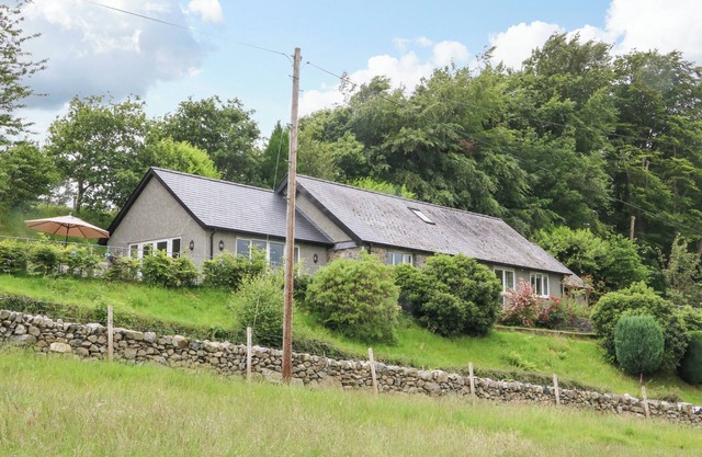 Ochr Y Garth, MAENAN