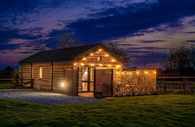 La cabine Montana mesure 38 pi x 15 pi avec une baignoire à remous extérieure originale