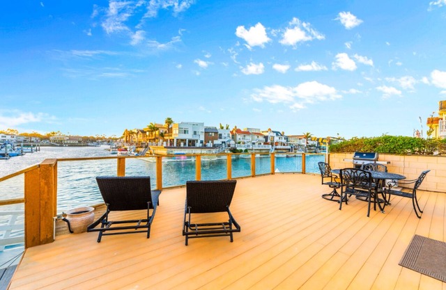 30+ Nights-Stunning Family Home! Waterfront, Priv Deck, Channel Views