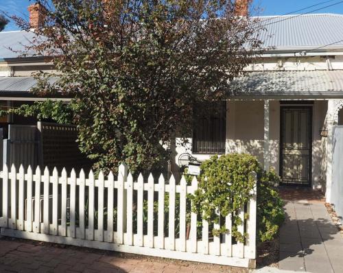 Odeon Cottage - Part of Harrietts