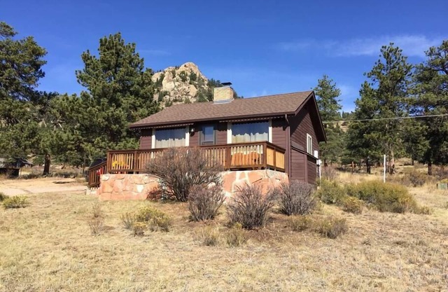 Odessa Gorge Cabin - 1 bedroom cabin - great views and summer pool