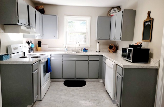 40min to Beaches!! Fenced BKYD! Firepit, Grill, Centrally LOC