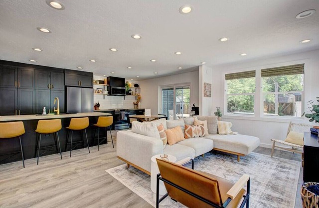 Off-Broadway - Modern w/outdoor oasis of fun