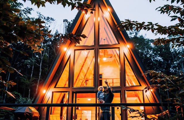 Off-Grid w/ Wood Fired Hot Tub - Modern and Cozy Getaway - Kayaks Included
