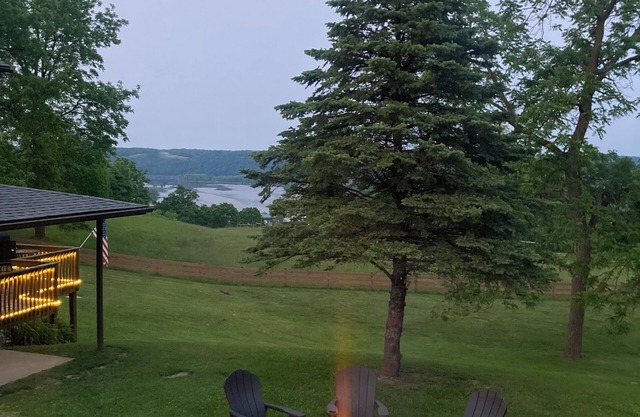 25% off may special! Private house with beautiful views of the town and river