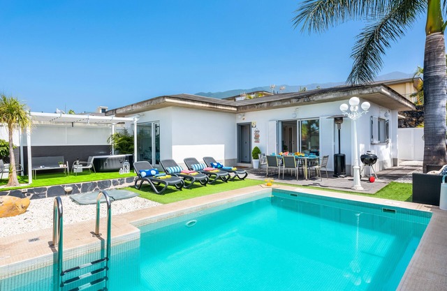 PRIVATE HEATED POOL, AirCon, Fast WIFI, BBQ, Teide views, RELAX