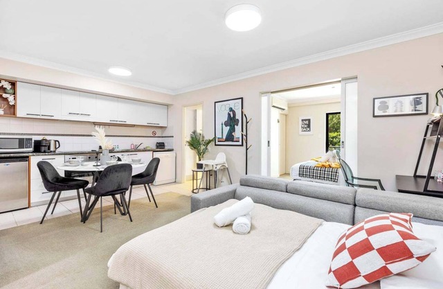 Modern 1BR Apartment Steps from Kings Park and Perth CBD