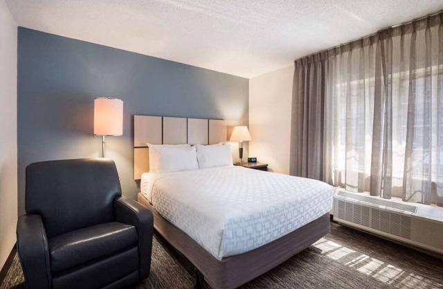 Offering Spectacular Stay! Full Kitchen, Pet-friendly, Near Cantigny Golf Club!