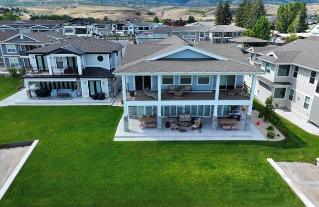 Belle maison au bord du lac avec 7 chambres et 7 salles de bains
