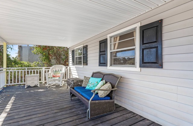 OIBee Hive - Cute 1970s Beach Cottage 2mi to Beach
