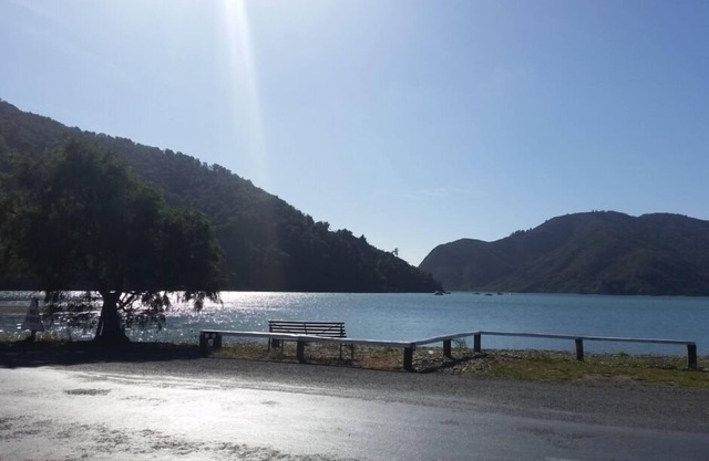 Baie d'Okiwi devant la plage bach