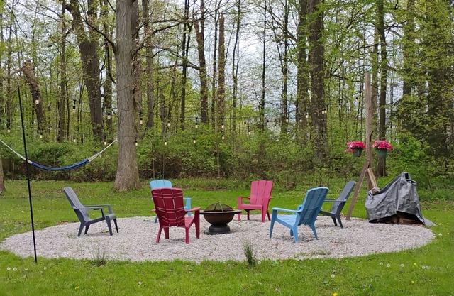 Cottage getaway with 1 bedroom, sleeps 6 Lake Milton OH. $117 a night