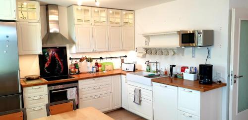 Oktoberfest City Center Direct Metro in 20 min, 2 Bedrm 2 BathRoom by ICM Messe München, Balcony, Free Parking