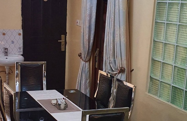 OLAXY3 Modern & Cosy En Suite Rooms.3 Taofik Abolaji Street. Ilasa Mushin Lagos