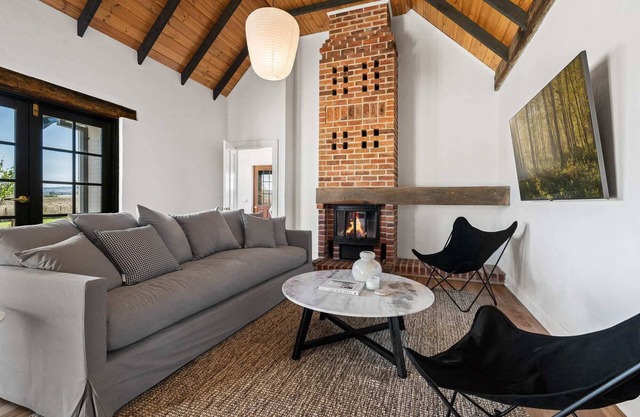 'Old Alloway'- 7 Bedrooms/ Sleeps 17 -9mins to CBD