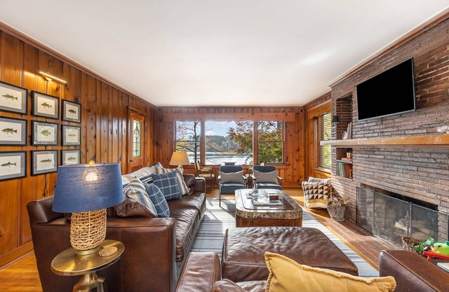 Old Blue's Retreat: Lakeview Cozy Cottage