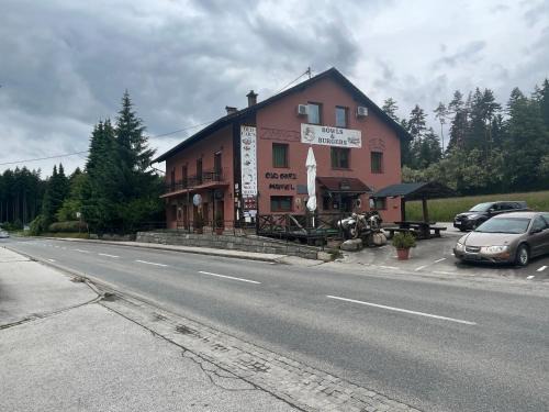 Old Car's Hotel