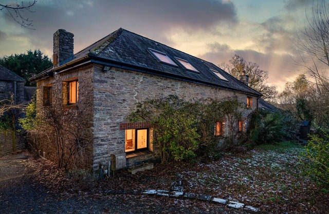 The Old Coach House - cosy barn, garden and parking