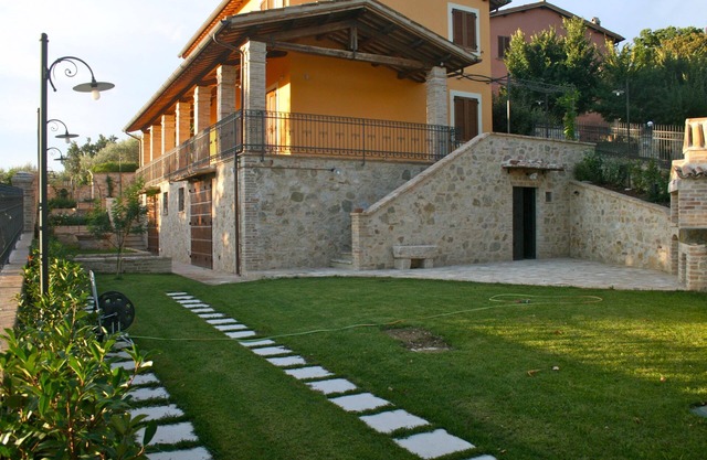 Ancienne maison de campagne et piscine dans les collines de l'Ombrie entre Foligno et Assise