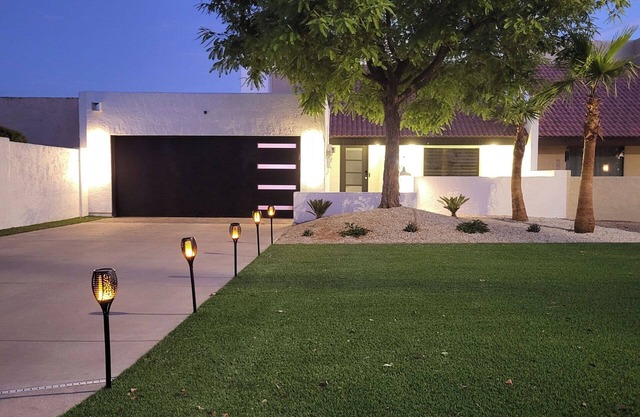 Old downtown Litchfield Park walk to 5 restaurants/bars! Close to attractions