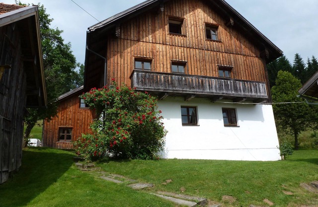 Ancienne ferme dans un endroit isolé