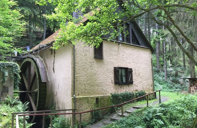 Ancien moulin fermier avec roue à aube, transformé en maison de vacances