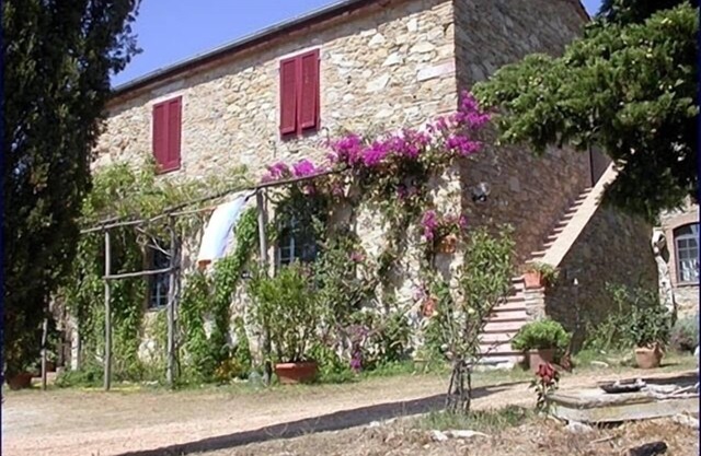 Ancienne ferme avec 3 appartements à la campagne dans les collines près de la mer