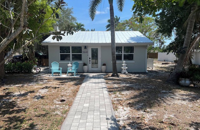 Old Florida 2-bedroom house Downtown Bonita Springs, 1 Block from Old 41