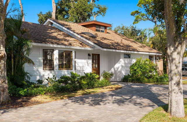 Old-Florida charm close to everything wonderful that Englewood has to offer!!