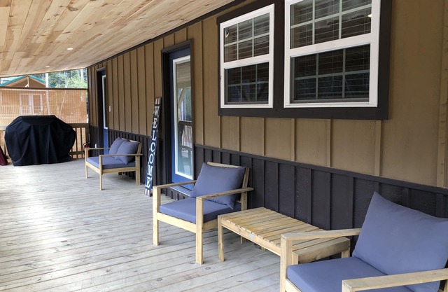 Old Glory Getaway--Cozy 2 bedroom cabin just 5 miles from Cumberland Falls!