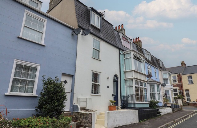 OLD HARBOUR TOWNHOUSE, pet friendly, with open fire in Weymouth