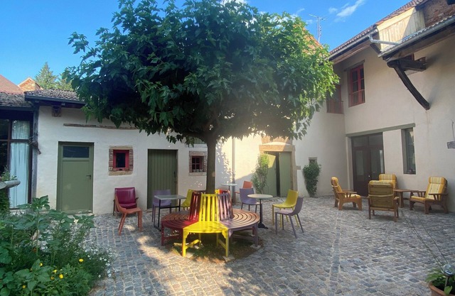 Maison ancienne dans une cour ombragée. Juste a côté de sentiers de randonnées.