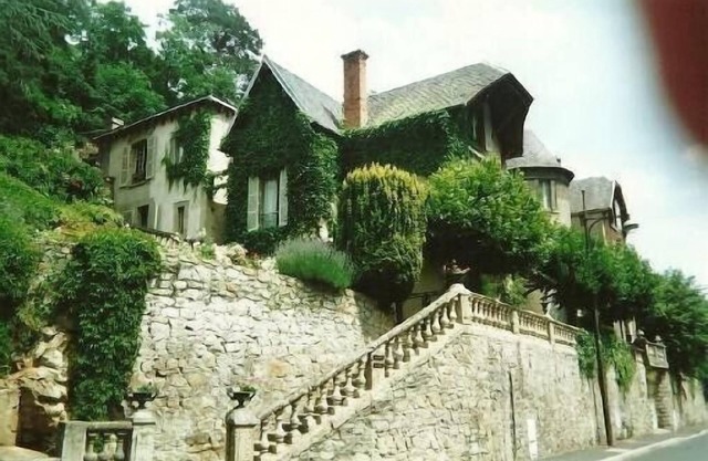 Maison ancienne, de caractère. Jardin clos . Piscine et commerces à 300 m