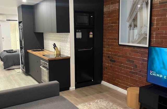 Old Red Brick Charm. Close walk to Pubs, Cafes, 5km to CBD.