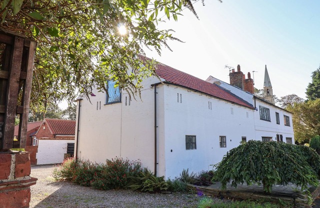 OLD ROOST FARMHOUSE, character holiday cottage, with a garden in York