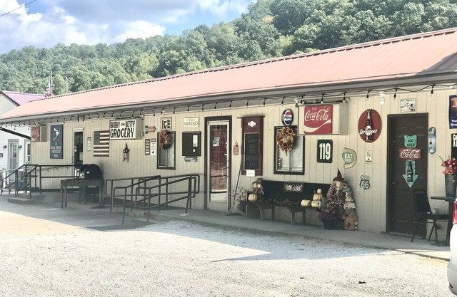 Old Rustic Country store near Pine mtn. / Kingdom Come Park & Bad Branch Falls