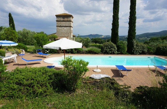Ancienne ferme en pierre avec tour et piscine privée, immergé dans les campagnes