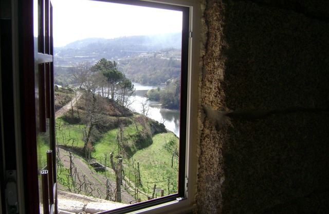 Vieille maison en pierre avec piscine et rivière.