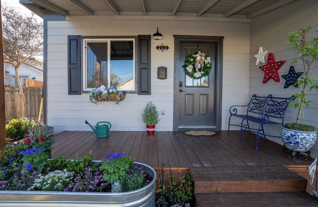 Old Town Clovis, walk to town & Rodeo. Old time charm with brand new amenities