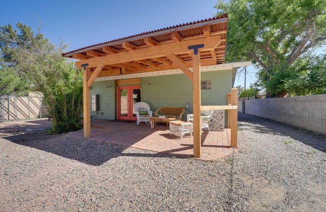 Old Town Cottonwood Cottage w/ Yard, Pets Welcome