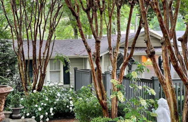 Old Town Garden Cottage in downtown Huntsville