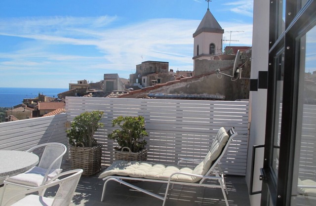 Vieille maison de ville avec terrasse sur le toit et une vue magnifique